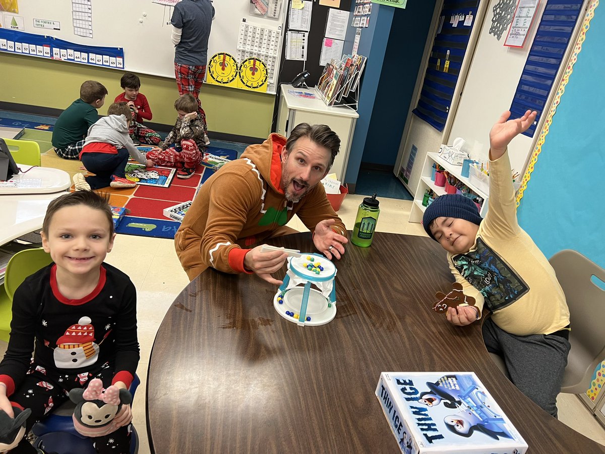 Playing games with friends is the best way to spread holiday cheer! #WeArePD58 <a href="/LWagnerDG58/">Dr. Leland Wagner</a>