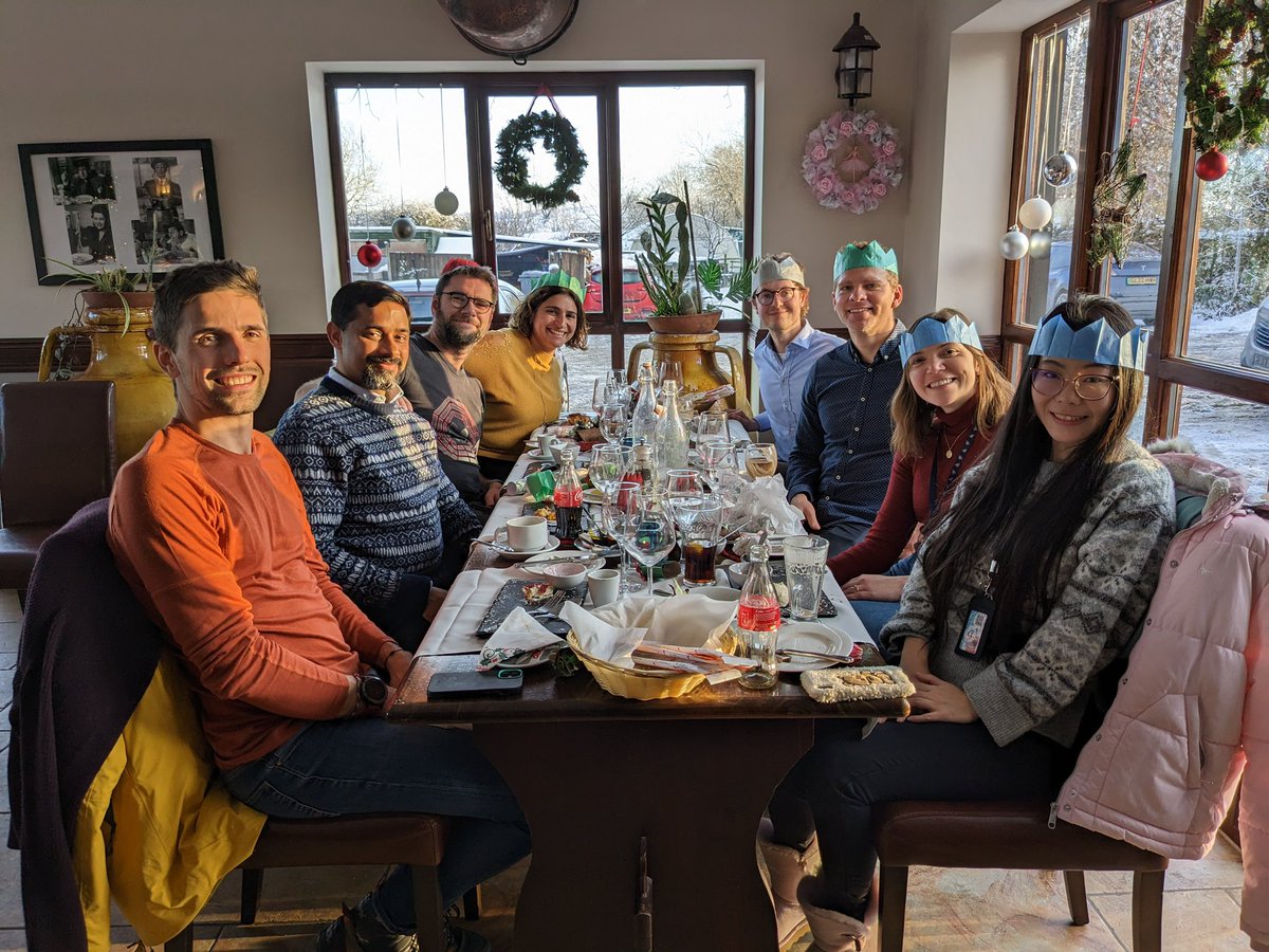 Happy to do science with this wonderful group! Always lots to celebrate :-) <a href="/slcuplants/">Sainsbury Laboratory Cambridge University (SLCU)</a> <a href="/bijun_tang/">Bijun Tang</a> <a href="/BotanicalJim/">Jim Rowe</a> <a href="/AnnalisaRizza/">Annalisa Rizza</a> <a href="/ColleenDrapek/">Colleen Drapek</a> @RobertoHofmann1 <a href="/ankitwalia21/">Ankit Walia</a> <a href="/MaxHamonJosse/">Maxime Hamon-Josse</a> And wishing our recent ‘graduates’ a happy holidays also <a href="/RuiMart24312878/">Rui Martins</a> and Bo Larsen ❄️