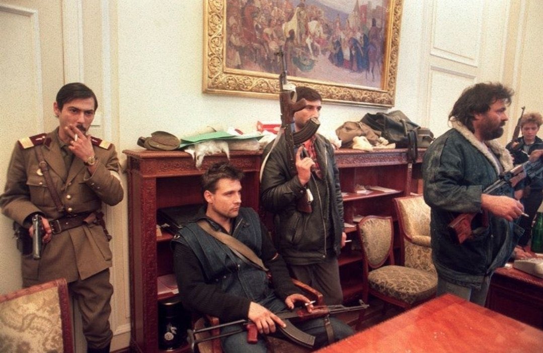 witte_sergei's tweet photo. It’s the anniversary of the Romanian Revolution, which means it’s time to revisit one of the hardest pictures ever taken. https://t.co/HrBAKI8BnQ