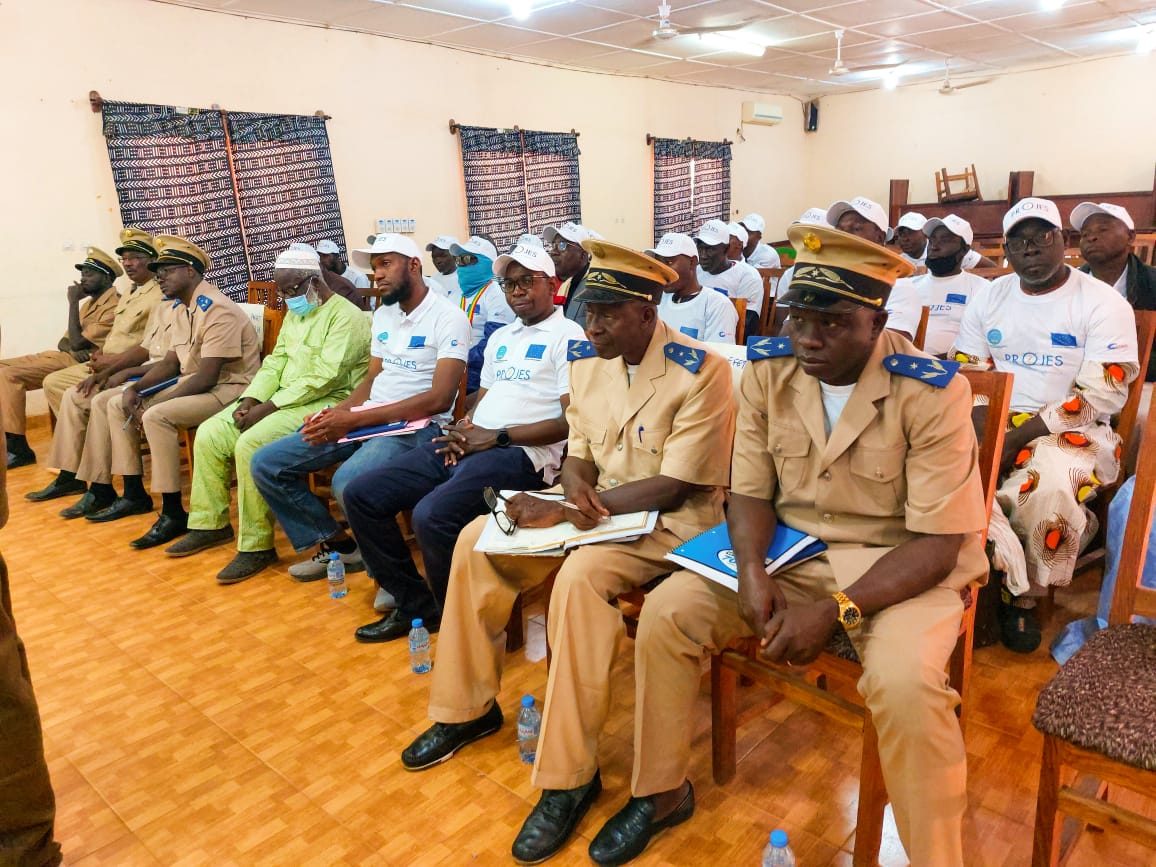 MaliProjes's tweet photo. Le #PROJES a lancé ce jeudi, 15 décembre à San, le début des activités de renforcement des capacités de 24 Commissions Foncières (COFO) des régions de #Ségou et de #San.
Lire plus: https://t.co/6dXWSfdkWx
#𝐀𝐟𝐫𝐢𝐜𝐚𝐓𝐫𝐮𝐬𝐭𝐅𝐮𝐧𝐝 #UE #GIZ #Ségou #Koulikoro #CADP https://t.co/YrHsx59137