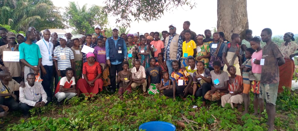 OngoneObam's tweet photo. En mission dans la province du Kwilu dans le cadre du projet multisectoriel de nutrition et de santé, le Représentant de la FAO en RD Congo avec les organisations d'agrimultiplicateurs. https://t.co/t8a3dATn86