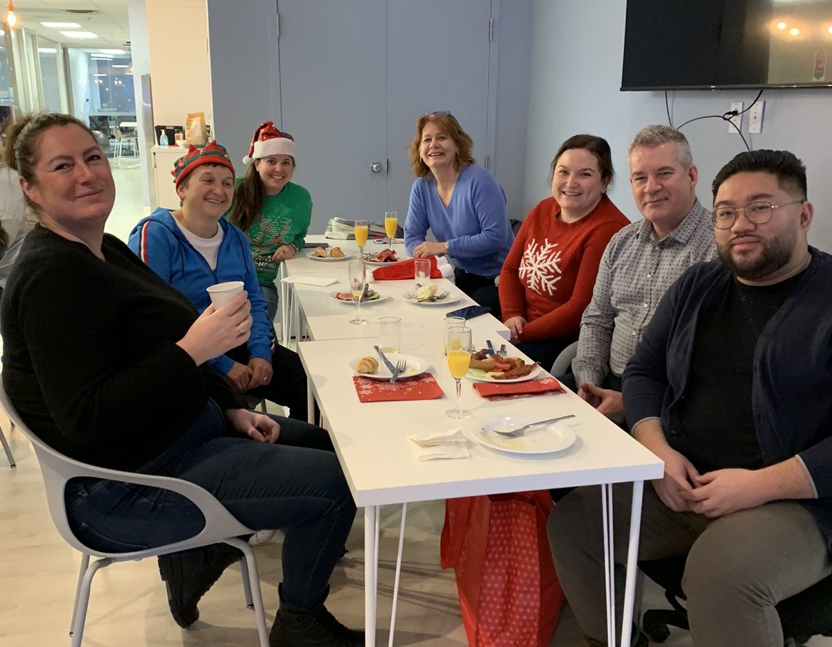 CreatechCa's tweet image. En ce beau matin enneigé ❄☃, notre équipe de Montréal a revêtu ses plus beaux atours pour célébrer avec un bon petit-déjeuner.

#greatplacetowork #workfamily #teamwork #proudteam