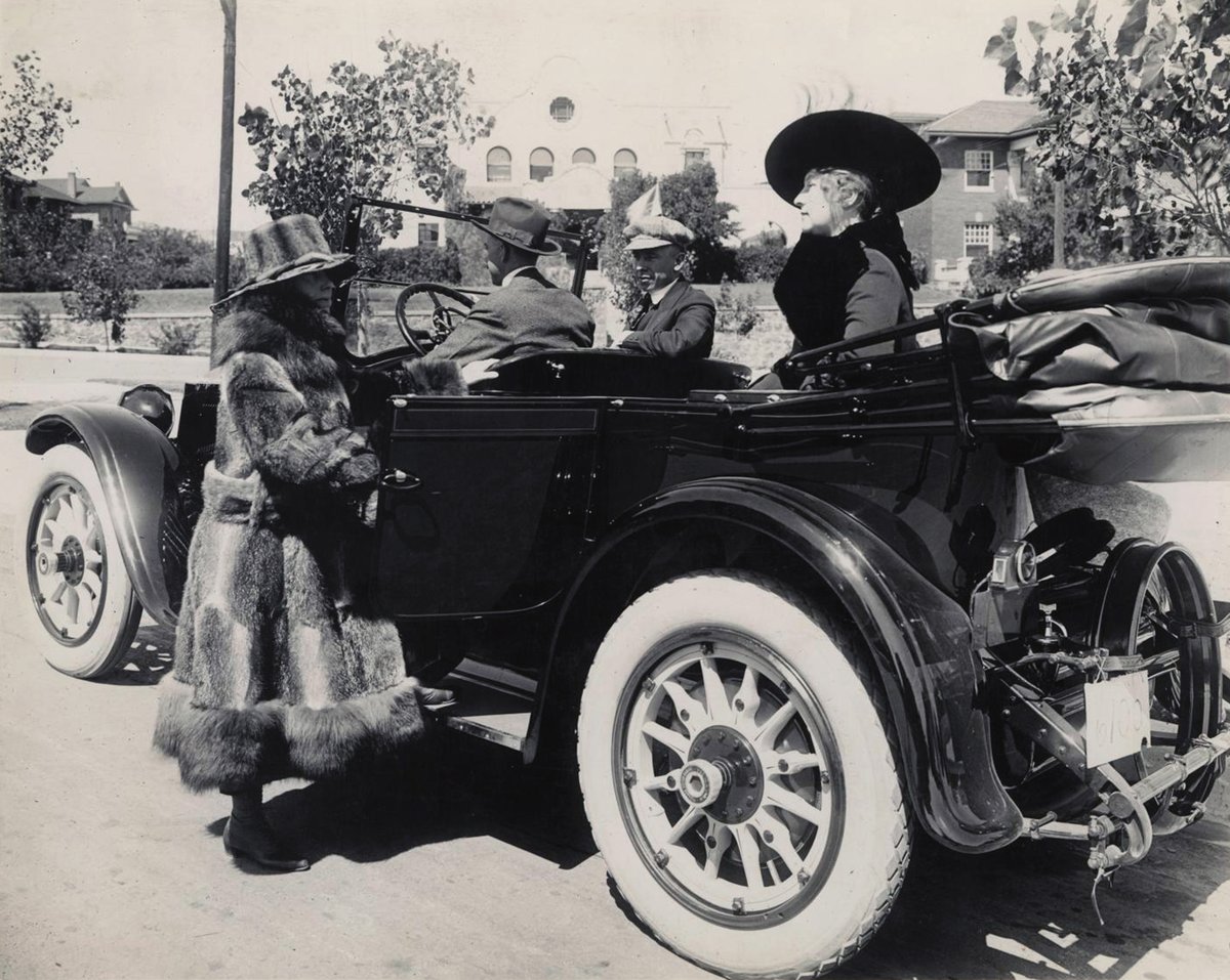 TracesofTexas's tweet image. El Paso, 1916. Check out the Packard, the hats, and the  furs! Stylin'!  This was taken in Sunset Heights.  In the background is the Williams Residence, designed by Henry C. Trost in 1905. The home is located at 323 West Rio Grande Avenue. Courtesy The Portal To Texas  History.