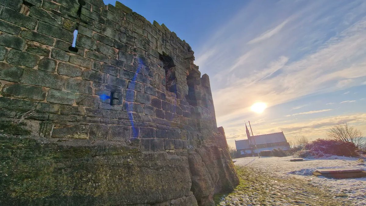 StephenHolloran's tweet photo. Went for a #walk to clear my head today and pick up a few bits, and couldn't resist going back up to this place, I am so lucky to live in such a unique town.. #haltoncastle #halton #runcorn #ruins #snow #walking #sun https://t.co/ZNmSg7d49w