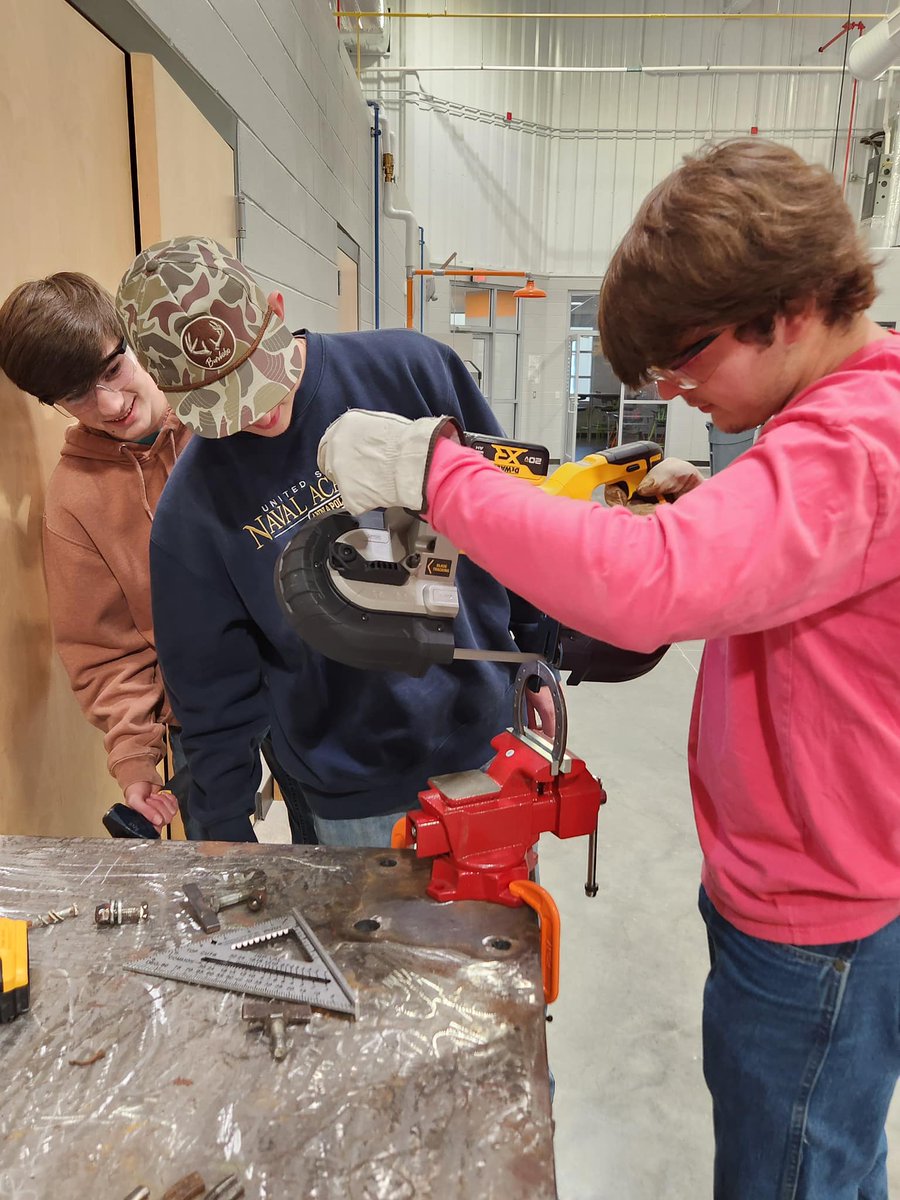 LeeCoSchools_MS's tweet photo. Ag & Natural Resources students at the CTE Center have been working on a Christmas project.
Students painted agriculture-themed designs on wooden ornaments. Other students designed and constructed a Christmas tree out of horseshoes.
Great job, students!
#findingfutures https://t.co/ZQxwp2GBZE