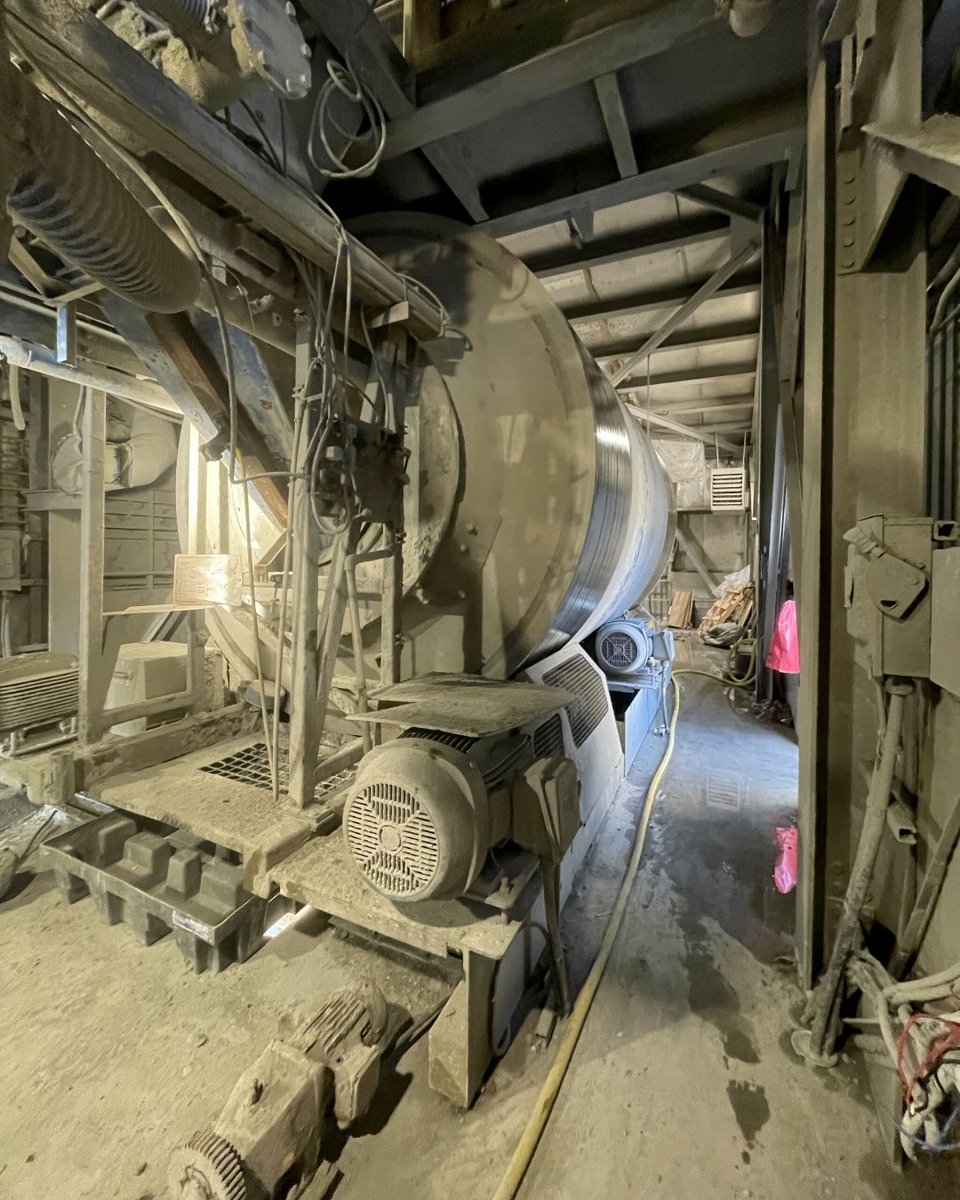 At Elworthy, we are never afraid to get our hands dirty in order to get the job done. This concrete batch plant needed a motor replacement, and we were able to get them back up and running ASAP.

#elworthy #elworthyelectrical #industrialelectrician #workhardplayhard #dirtyhands