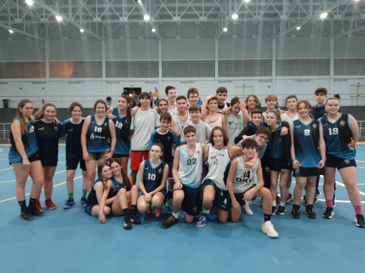 CBCIMBIS's tweet photo. Amistoso ayer de las #BuenasYGuapas del junior femenino con los chicos #BuenosYGuapos del cadete.

Buena tarde de basket de la #CanteraTurquesa . 💙💙🏀💪

#SeguimosCreciendo 

#CanteraTurquesa #SeguimosAvanzando #Alegría #SiempreCimbis https://t.co/OxDA6KtrnU