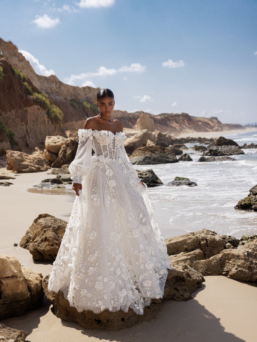 pninatornai's tweet photo. It's all about the romance when it comes to 2023 wedding dresses, and Pnina Tornai #MariagesCollection Style 4961 delivers! Try on this wedding gown & many more during my next trunk show @KleinfeldBridal from 1/26 - 2/5 ✨
Book an appointment: https://t.co/zlx8uZwndS https://t.co/9AZ9yM24w0