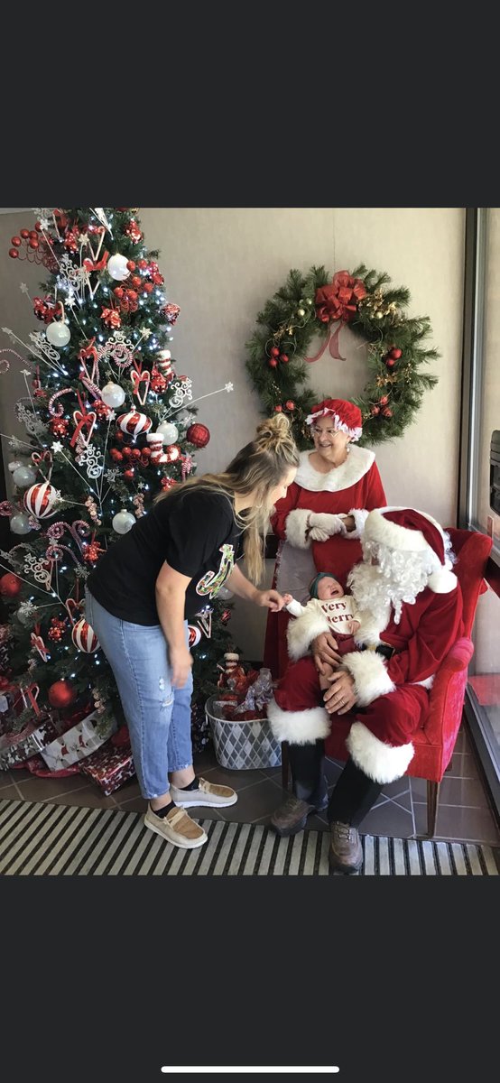 SmichelleJ_'s tweet photo. Santa is not her favorite🤣 https://t.co/0wOAGrR2oJ