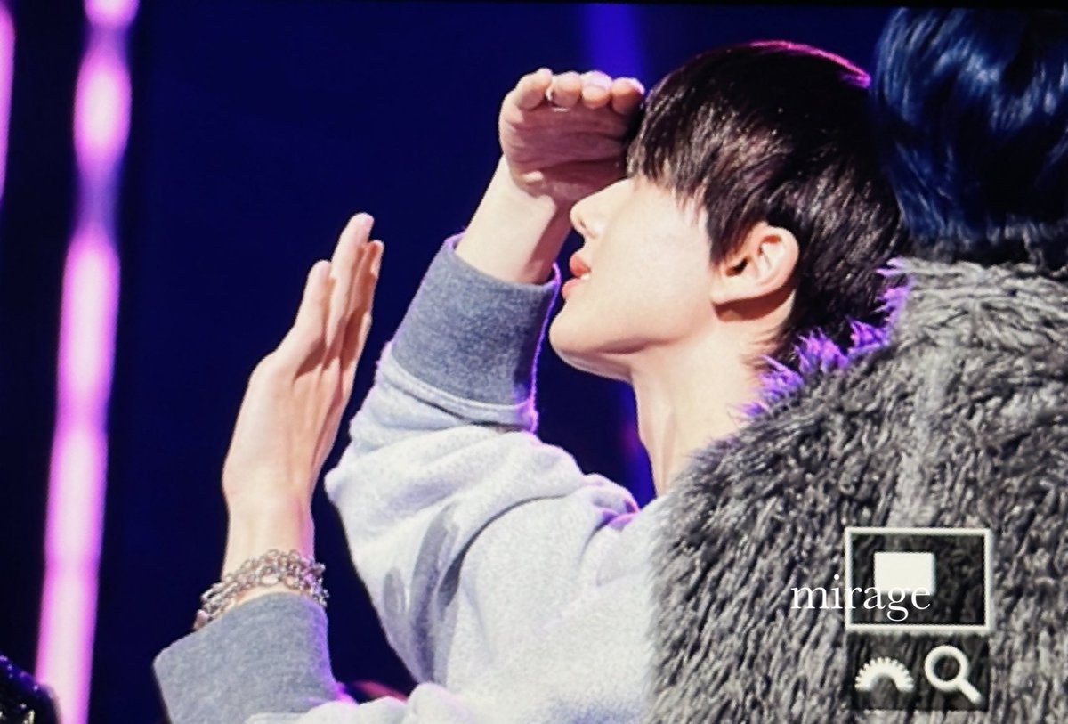 wouldyouall's tweet photo. 손인사하는지성이90도돌려가면서보기 https://t.co/Q2rtgpMY5W