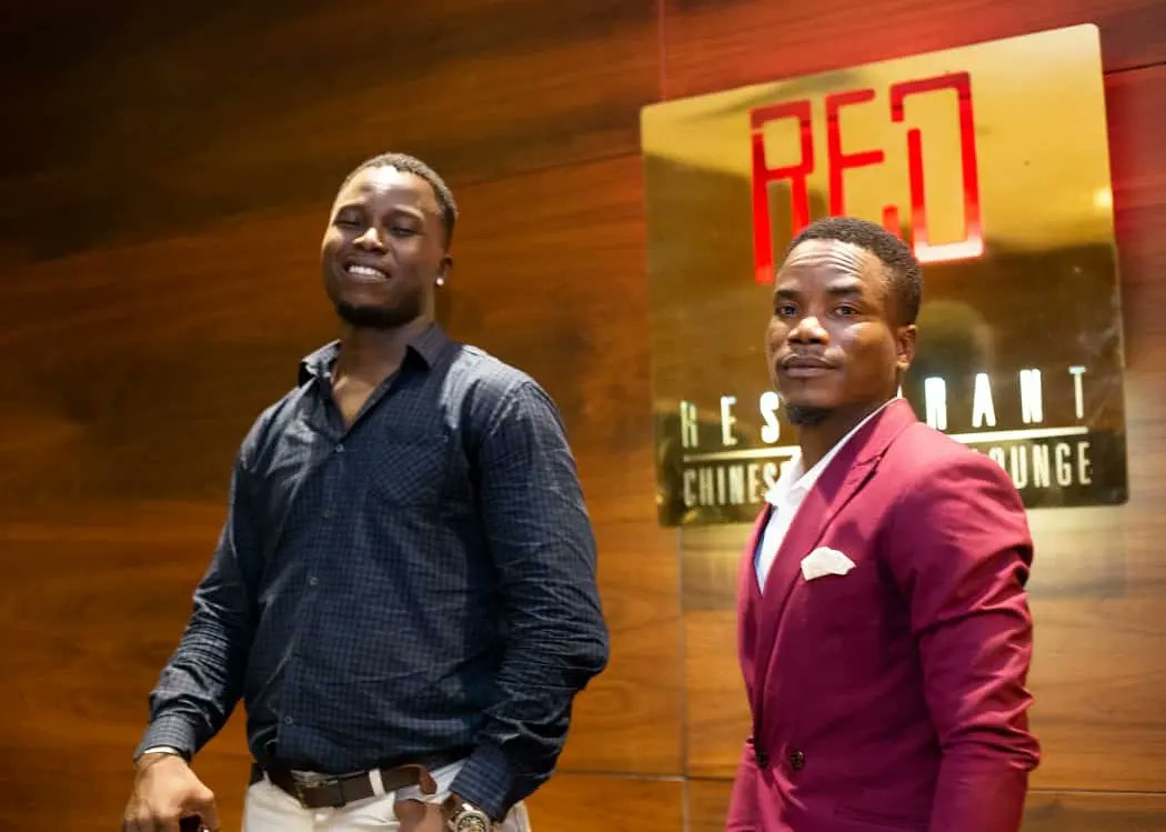 olasupooyewoga's tweet photo. #Hustle# #  Playing 🎸 some fine🎼Vintage tunes for some fine 😊 people here. Àbí wetin man go do now #redrestaurant #ekoatlantic #ekohotels . https://t.co/1ExN8DcKeo