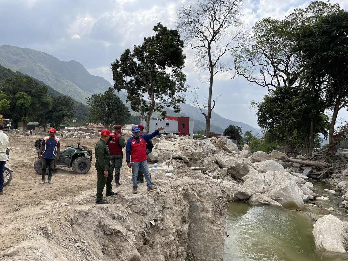 🔴 #AlMomento || Supervisando los avances en compañía del Alcalde @RafaelMaracay21 desde el sector palmarito del #Castaño #AvanzandoConFirmeza #AvancesParaElRenacer #NavidadEpocaDeReencuentro #FreeDiplomaSaab #16Dic