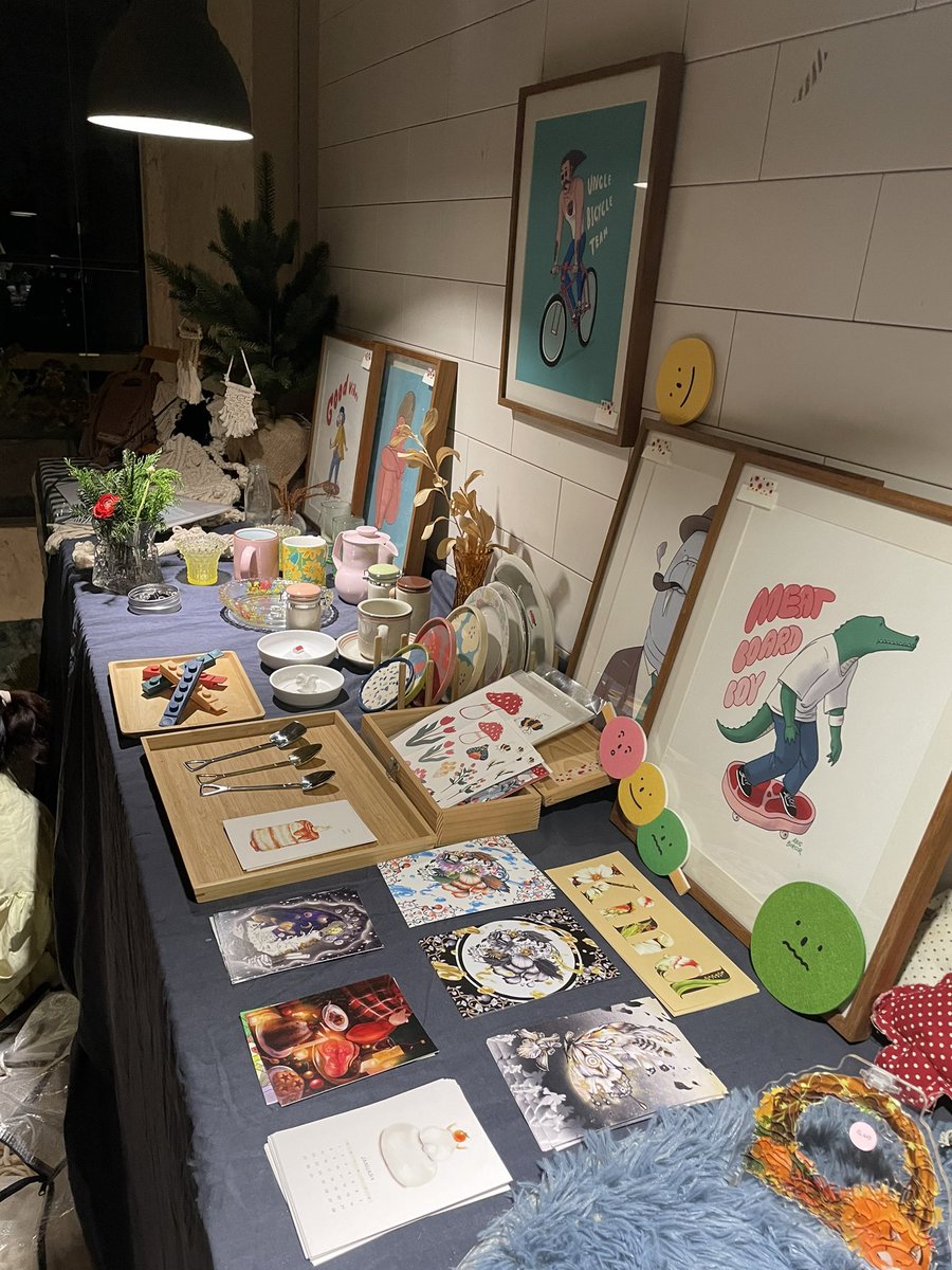 Sneakpeak !!! 
แจกันวีคเอนนี้ : )
Fy &amp; Friends ชั้น 3
เป็นการรวมตัวของเพื่อนๆ ที่มีของกันอย่างละนิดอย่างละหน่อย พอกรุบกริบ แต่เอามา กองรวมๆ กันมันก็จะประมาณนี้ 🤩
At
Ground for 
BTS พหลโยธิน 59 จ้าา
ปล. เตรียมสติกเกอร์ DNRให้แก๊งเพื่อนๆจาก NFT ด้วย มากระซิบนิดนะ เด๋วหยิบให้: )