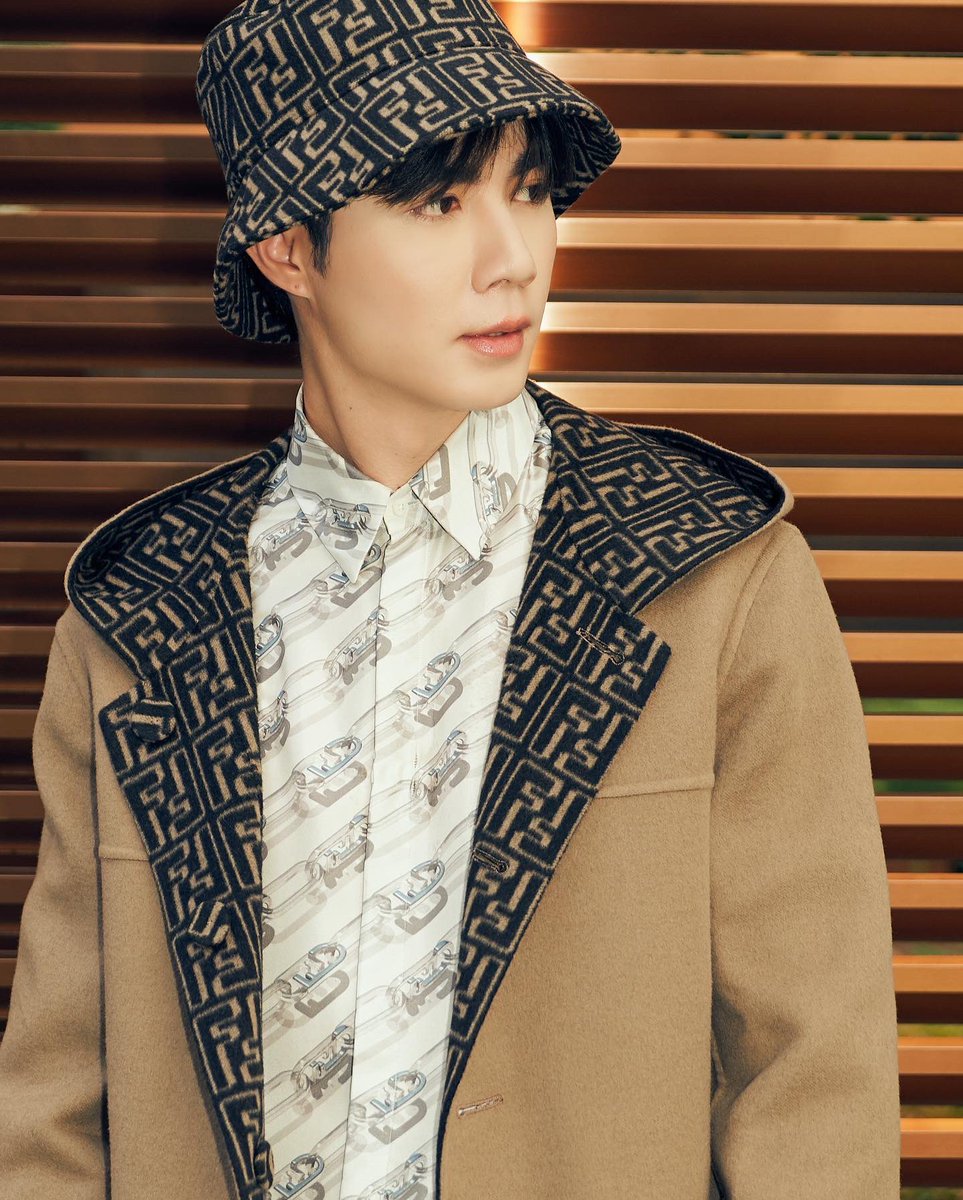 Codeb8243Blue's tweet photo. Handsome Pruk pruk in bucket hat I need more of this😮
Most handsome in any universe.
@zee_pruk
#ZeePruk
#Zunshine
#FendiPeekaboo
#fendifaster https://t.co/Wzrai645ho