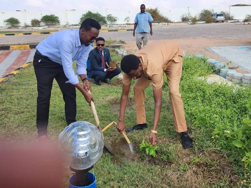 Ooglenuur's tweet photo. Wasiir @KhadijaMakhzumi oo safar booqasho ah noogu timid magaalada kismaayo xarunta KMG ah ee jubbland,
Wasaaradda deeganka ee jubbaland iyo @MoECC_Somalia somaliya cagaaran baa ka go'an I.a
@MoECC_Somalia 
@JustAwHirsi 
@Abdirachiid 
@AbdifataHared https://t.co/Tdg3K8WLuI