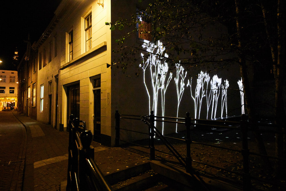 #PERSBERICHT Vanaf vandaag is ‘Lightweeds (Diezeplein)’ van bekende kunstenaar Simon Heijdens te zien buiten de museummuren in de binnenstad van Den Bosch. <a href="/NoordbrabantsM/">Het Noordbrabants Museum</a> verbindt zo het museum met zijn omgeving. Lees meer: bit.ly/3WisSny