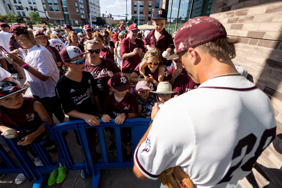 Better add the grad patch to the 2️⃣8️⃣ jersey!

Congrats, Trevor! 🎓👍
📜 Kinesiology

#TAMUgrad