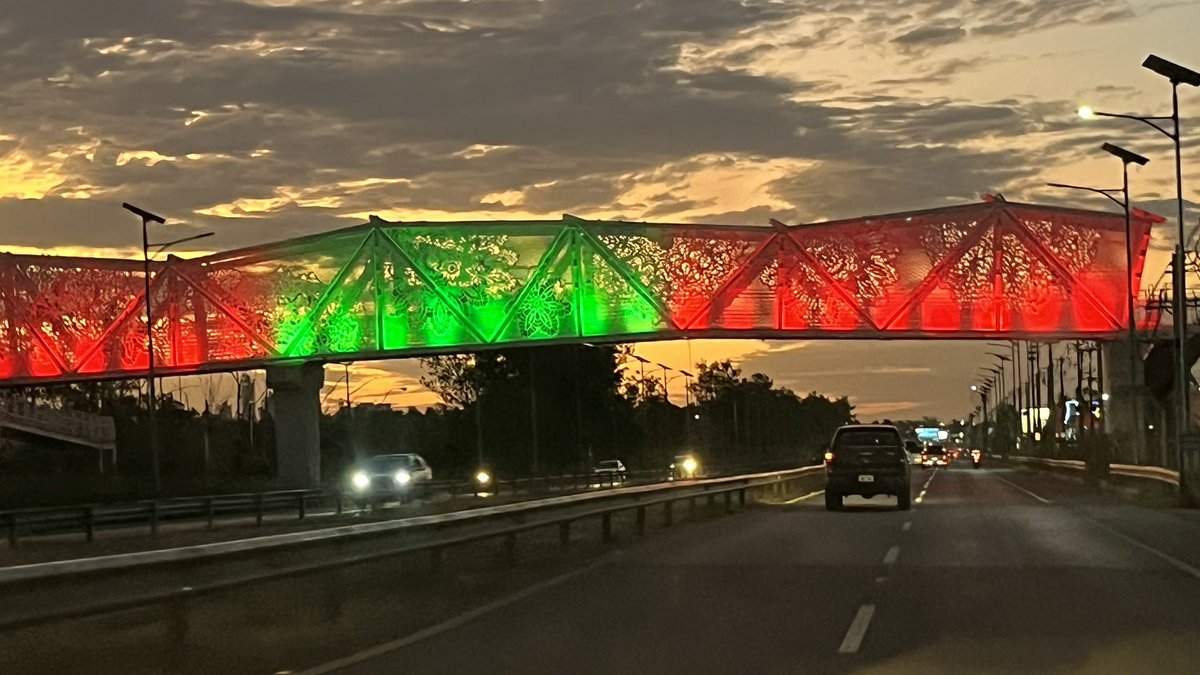Merlocuente's tweet photo. Ni viéndola llena de colores puedo olvidarme del sobrecosto que @ArnoldoWiens pago a empresa amiga para hacerla. Eso fue y es #Corrupcion https://t.co/R1s5cYRPn5