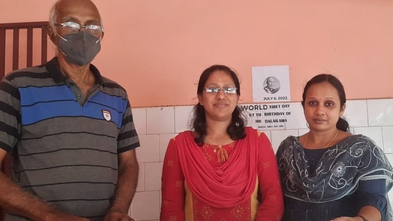 TibetHeritage's tweet image. #SpreadingMasks: On the behalf of The Mask Lab (A unit of Control Print) + Friends of Tibet Foundation, Shri AK Tharanathan is handing over free facemasks to the representatives of Community Health Centre (Vellanikkara) and Primary Health Centre (Koolimuttam) on Dec 14, 2022.
