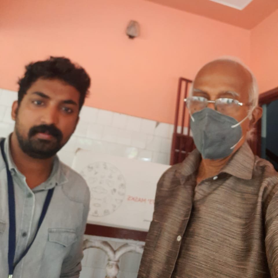 TibetHeritage's tweet image. #SpreadingMasks: On the behalf of The Mask Lab (A unit of Control Print) + Friends of Tibet Foundation, Shri AK Tharanathan is handing over free facemasks to the representatives of Community Health Centre (Vellanikkara) and Primary Health Centre (Koolimuttam) on Dec 14, 2022.