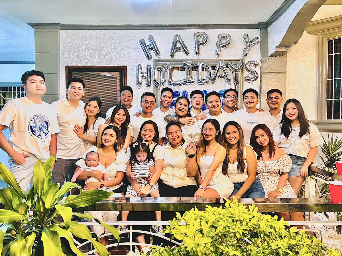 khimtoti's tweet photo. Merry Christmas from my Squad to yours ❤️🎄🎅🏻🤶🏻🧑🏻‍🎄 https://t.co/BYMZ3cP2rz