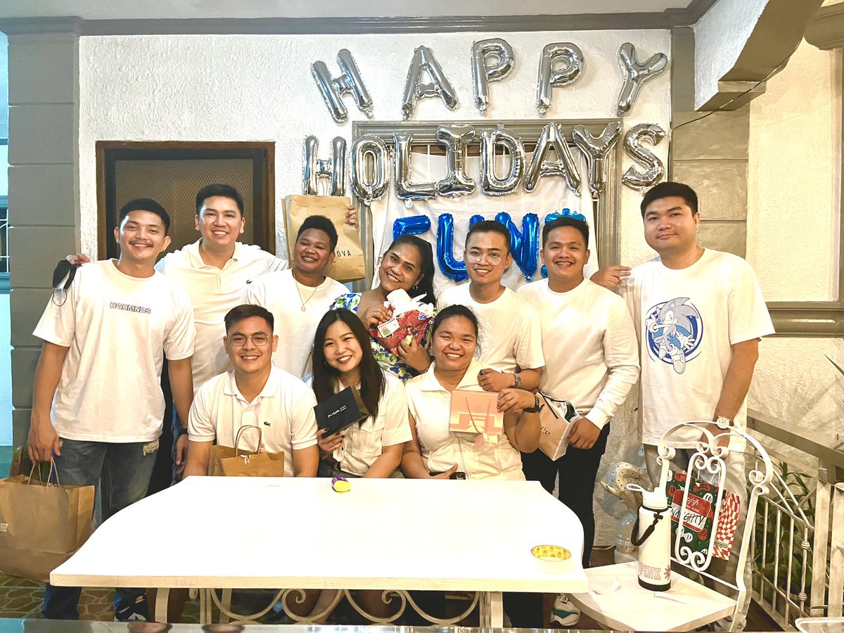 khimtoti's tweet photo. Merry Christmas from my Squad to yours ❤️🎄🎅🏻🤶🏻🧑🏻‍🎄 https://t.co/BYMZ3cP2rz