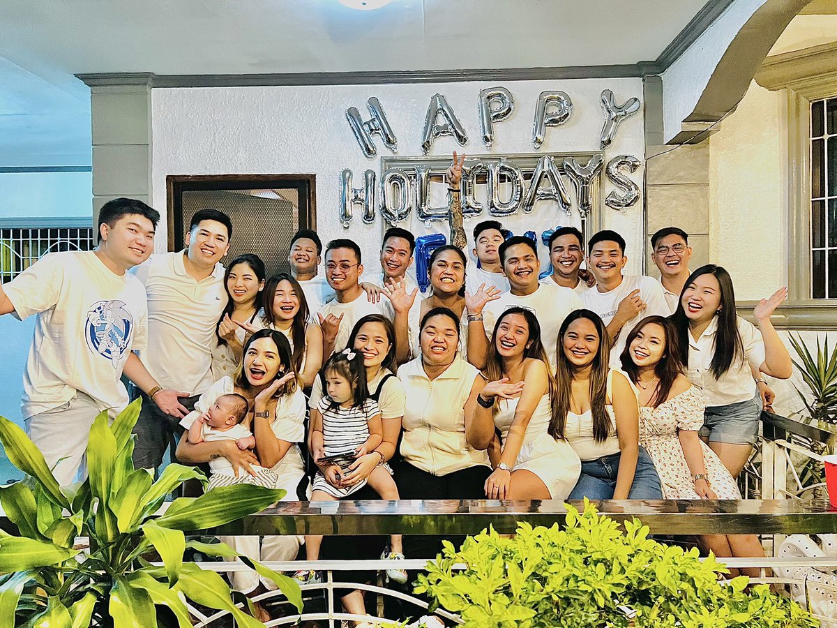 khimtoti's tweet photo. Merry Christmas from my Squad to yours ❤️🎄🎅🏻🤶🏻🧑🏻‍🎄 https://t.co/BYMZ3cP2rz
