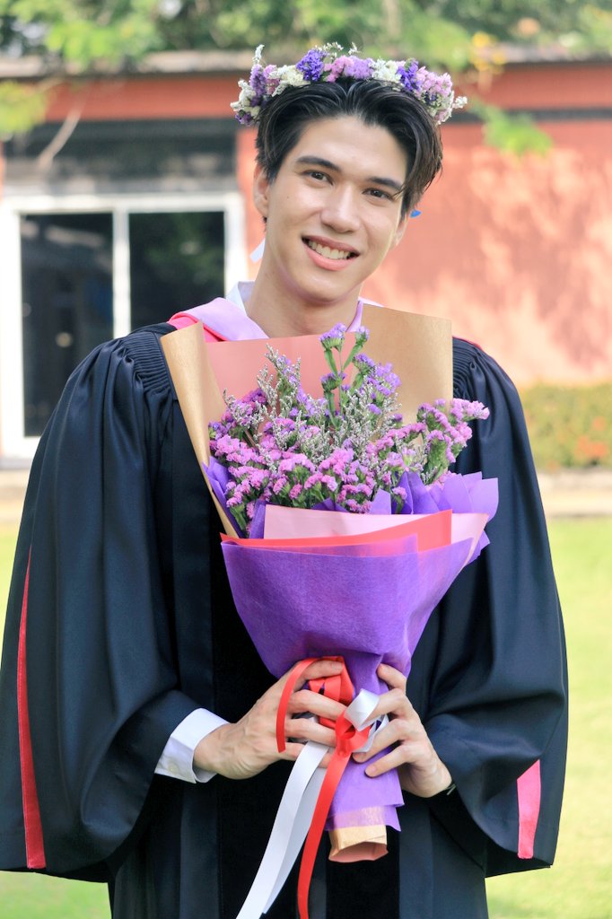 MPlay_2021's tweet photo. ขอร่วมแสดงความยินดีกับ บัณฑิตป้ายแดง“เบน-เบญจมินทร์ เบรเซียร์" พระเอกหนุ่มจาก “2 Moons2 The Series”ที่สำเร็จการศึกษาจากวิทยาลัยนานาชาติ คณะบริหารธุรกิจ มหาวิทยาลัยรังสิต โดยได้เข้ารับปริญญาบัตรเกียรตินิยมอันดับ 2 ไปเมื่อวันที่ 11 ธ.ค.2565 ที่ผ่านมา 
 
#CongratulationsToBBen
#BBen https://t.co/IganD93CjF