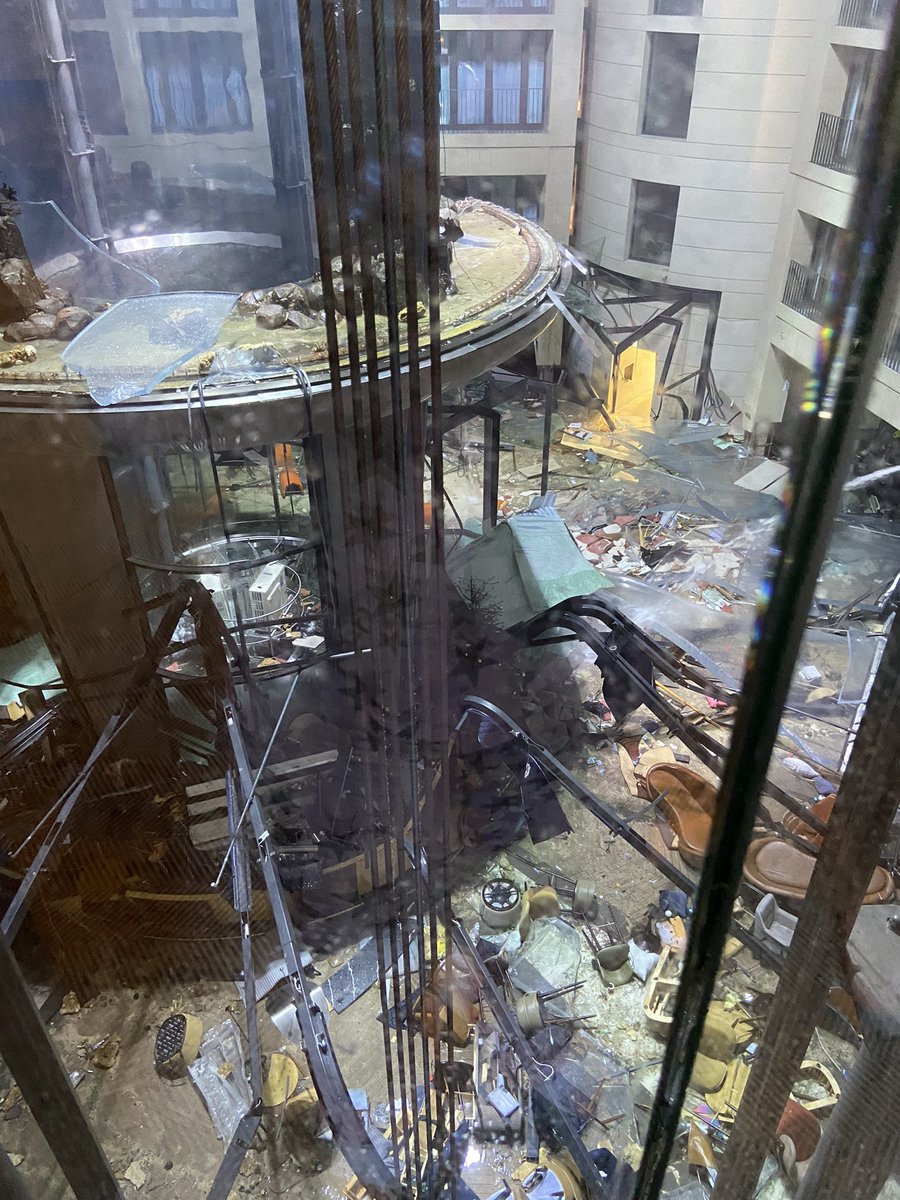 InformaCosmos's tweet photo. 🚨🇩🇪| El acuario privado mas grande del mundo ha explotado esta mañana en el hotel Radisson Blu de Berlín. 

Contenía 1 millón de litros con más de 1500 peces tropicales. https://t.co/rdIfOFZSQQ