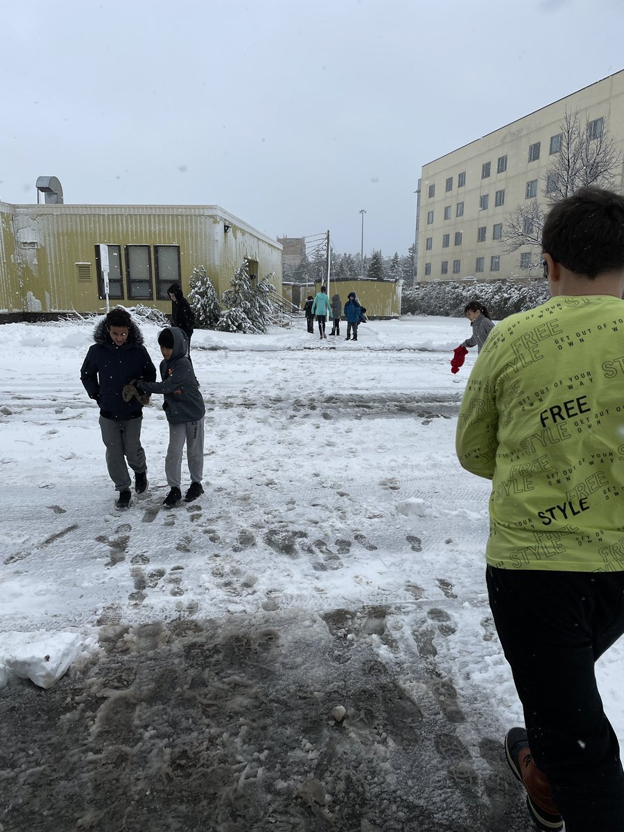 missjohnstone16's tweet photo. Casual Snow day at @HolyTrinityOCSB 
7/8 students are Coding microbits to measure temperature inside and outside using different methods to keep it warm! @microbit_edu #ocsbScience #ocsbCodes https://t.co/AdedZF1GlJ