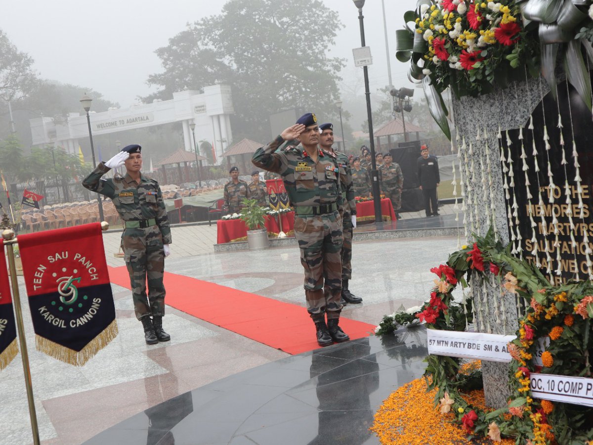 Spearcorps's tweet photo. #VijayDiwas
Wreath Laying ceremony was organised by #RedShieldGunners @SpearCorps at Albert Ekka War Memorial, Agartala to pay homage to the Brave Hearts of 1971 War who made the supreme sacrifice. 1971 war veterans & Other dignitaries laid the wreath
@adgpi
@easterncomd https://t.co/tpP0rf9zK9