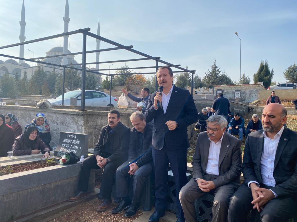 _aliyalcin_'s tweet photo. Vefa Hatırlamak Değil Unutmamaktır

Covid salgınının aramızdan aldığı Merhum Mithat Sevin başkanımızı Gaziantep Şubemizin ev sahipliğinde , vefatının sene-i devriyesi vesilesiyle kabri başında hatimlerle, dualarla,rahmetle andık.

Mithat Ağabey, makamın ali, mekanın cennet olsun. https://t.co/BLNwqWJBET