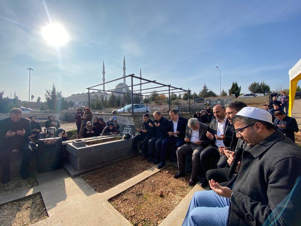 _aliyalcin_'s tweet photo. Vefa Hatırlamak Değil Unutmamaktır

Covid salgınının aramızdan aldığı Merhum Mithat Sevin başkanımızı Gaziantep Şubemizin ev sahipliğinde , vefatının sene-i devriyesi vesilesiyle kabri başında hatimlerle, dualarla,rahmetle andık.

Mithat Ağabey, makamın ali, mekanın cennet olsun. https://t.co/BLNwqWJBET
