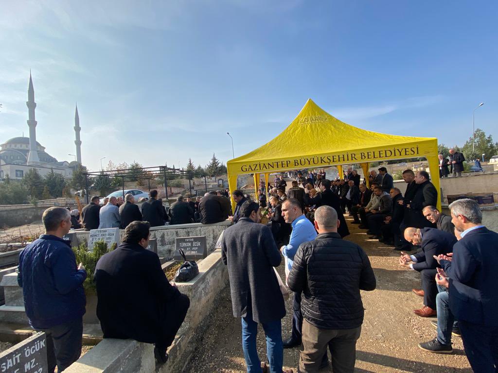 _aliyalcin_'s tweet photo. Vefa Hatırlamak Değil Unutmamaktır

Covid salgınının aramızdan aldığı Merhum Mithat Sevin başkanımızı Gaziantep Şubemizin ev sahipliğinde , vefatının sene-i devriyesi vesilesiyle kabri başında hatimlerle, dualarla,rahmetle andık.

Mithat Ağabey, makamın ali, mekanın cennet olsun. https://t.co/BLNwqWJBET