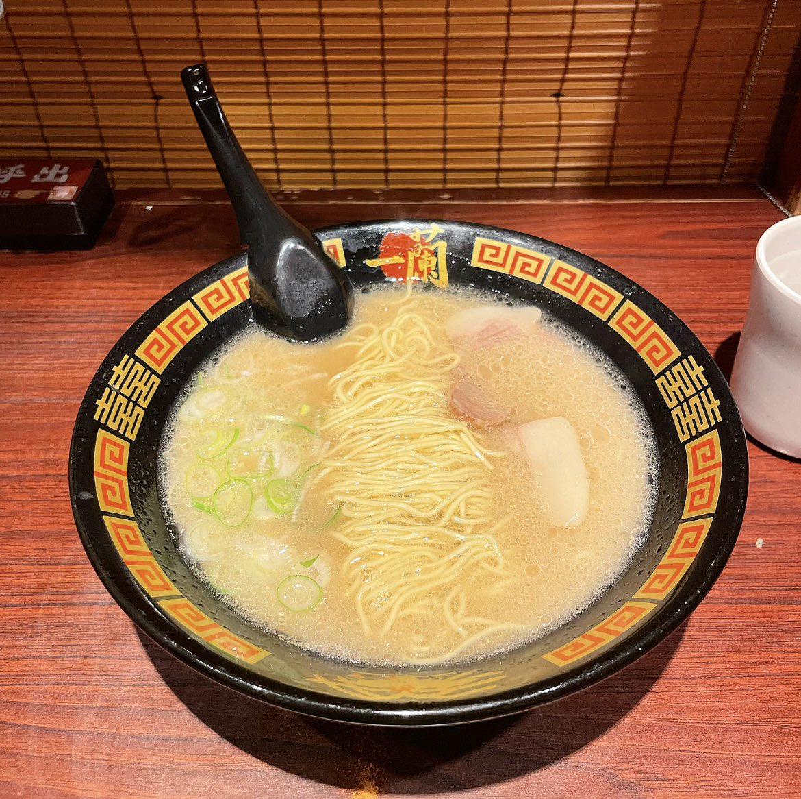 tamamin005's tweet photo. 一蘭のラーメンめちゃ美味しい。
普段は麺やご飯は控えてるけど、たまに食べたラーメンが美味しすぎた。
#ラーメン #一蘭 https://t.co/MV4w2FwNJr
