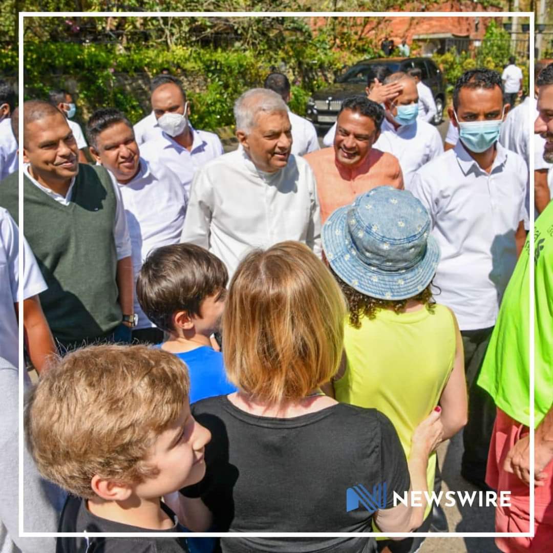 NewsWireLK's tweet photo. 📸 President meets tourists in Ella. Instructs officials on developing Ella Tourism Zone

Details: https://t.co/qiOPHNeyUr https://t.co/mB3n2sA0YV