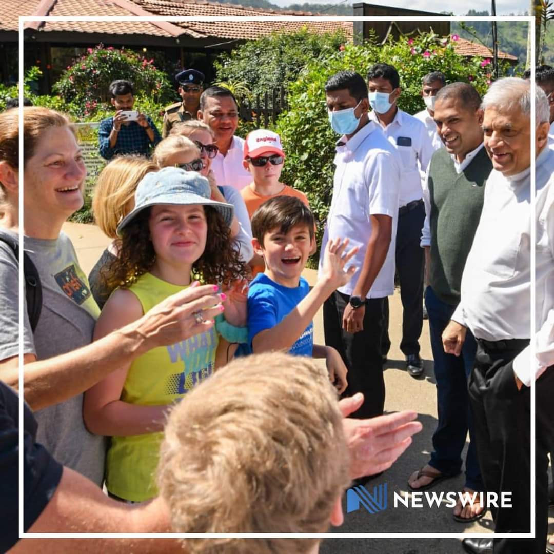 NewsWireLK's tweet photo. 📸 President meets tourists in Ella. Instructs officials on developing Ella Tourism Zone

Details: https://t.co/qiOPHNeyUr https://t.co/mB3n2sA0YV