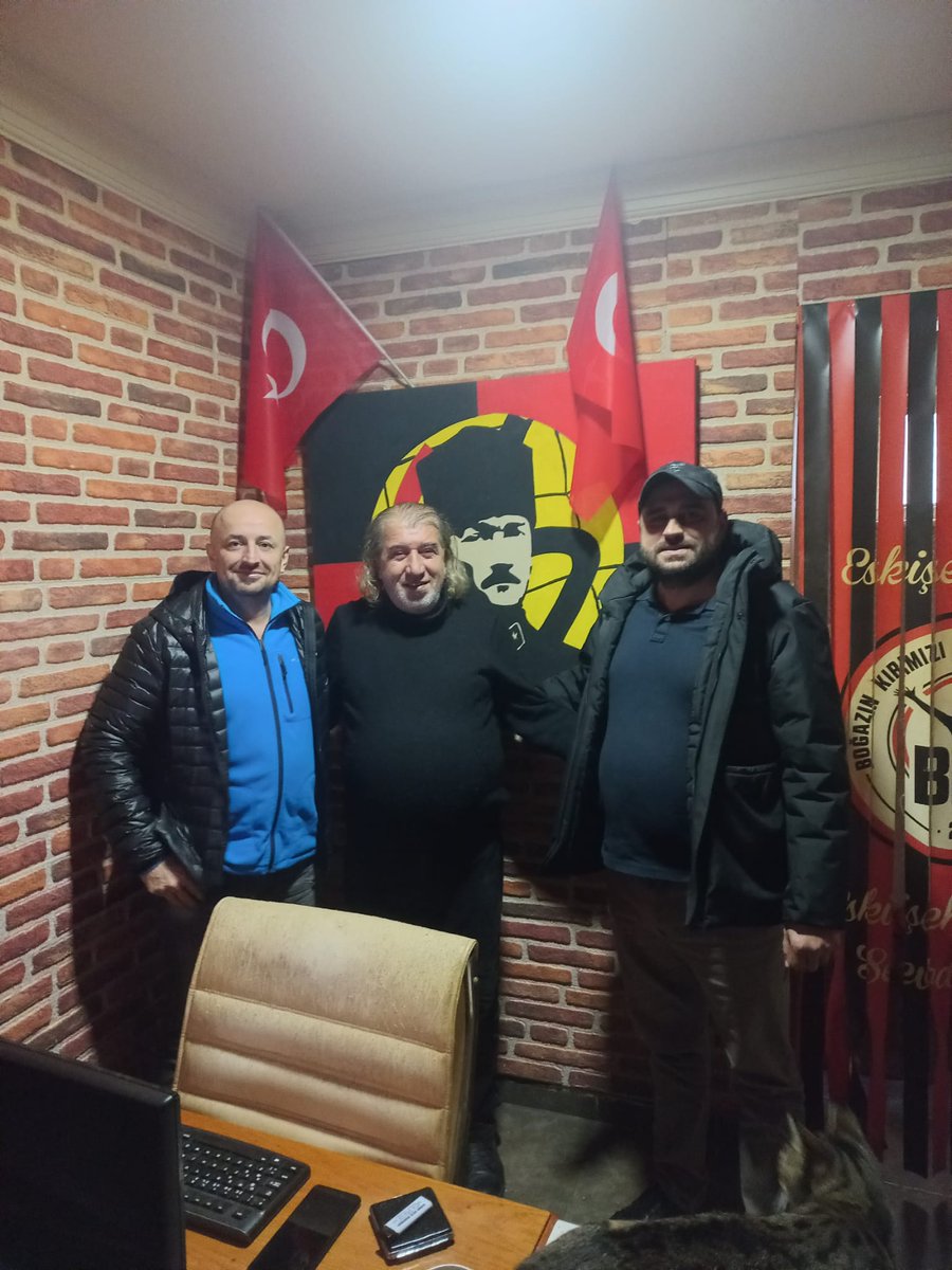 hoca26eses's tweet photo. Boğazın Kırmızı Şimşekleri'ninunun ''İhtiyar Heyeti''nden sevgili Adem Sarıçoban ve Alper Üstündağlı derneğimizi ziyaret ettiler. Biraz hüzünlendik biraz neşelendik.
Sonra dedik ki:
''İyi ki Eskişehirsporluyuz!'' https://t.co/6uERfabxpB
