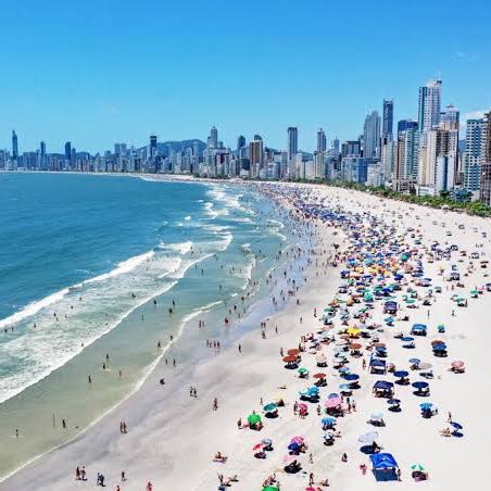 choquei's tweet photo. 🚨BRASIL: Praia que teve faixa de areia alargada em Balneário Camboriú está totalmente imprópria para banho. https://t.co/INdjpL7Fdr