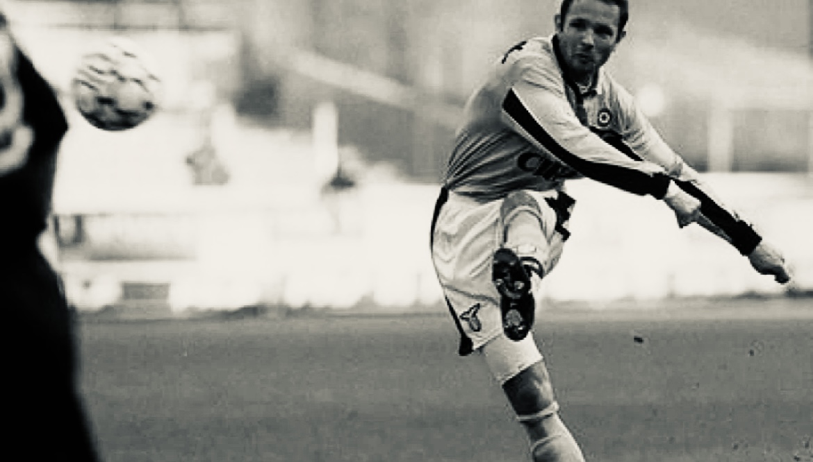 Będąc na Stadio Olimpico, 24 lata temu, przeżywałem z bliska jego kosmiczną "triplettę", a rzuty wolne…kiedy do nich podchodził, wszyscy zrywali się z miejsc, przeczuwając, co się wydarzy. Trudno to zapomnieć. Il guerriero nel campo e nella vita, addio Sinisa #sinisamihajlovic