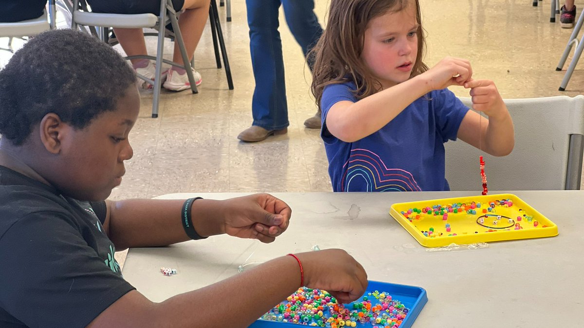 ChicagoParks's tweet photo. Don't be bored🥱at home during your holiday break. Tell your friends😃 &amp; join us at a Winter Break Camp for games, sports activities &amp; arts &amp; crafts.  

Register TODAY at https://t.co/wFey4oEU89. #WinterIntheParks https://t.co/0yhAb2RBWA