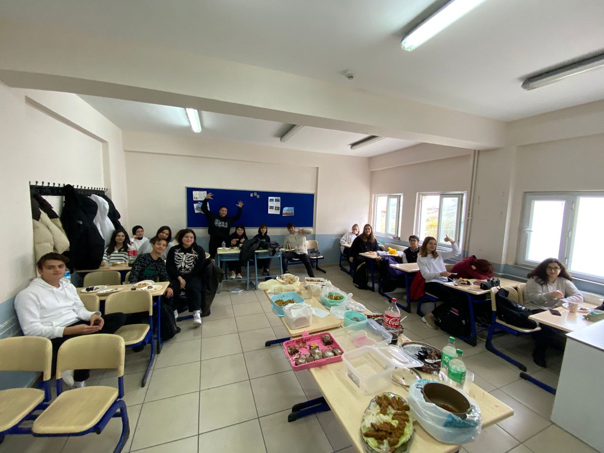 CpalMarmara's tweet photo. Yerli malı haftasında öğrencilerimiz ile birlikte yerli ürünlerin önemine dikkat çekerek evlerimizde hazırladığımız yiyecekleri okulumuzda paylaştık. @MarmaraMem https://t.co/PGux80j3eB
