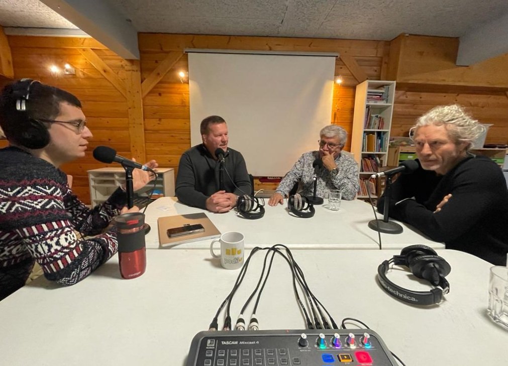 podiio_'s tweet image. En 2021, @podiio_ décrochait le Micro d'or de la catégorie "digital" pour "Onde de choc" 🏆
En 2022, @podiio_ a enregistré le podcast officiel des @microsdor, à écouter prochainement 🎙
Trois jours formidables passés à Morzine !