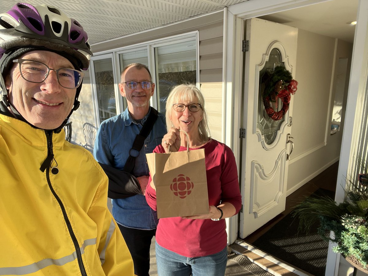 johnwhidden2's tweet photo. More happy One Knight Only recipients/donors. Thanks to @AngelaKnightCBC, @Mack_CBC, and @CBCEyeopener for including the Hat. Heading toward $3000 raised for @MHfoodbank and @calgaryfoodbank. #BlitzDay #CBCFeedsYYC https://t.co/6PfQEvLvkr