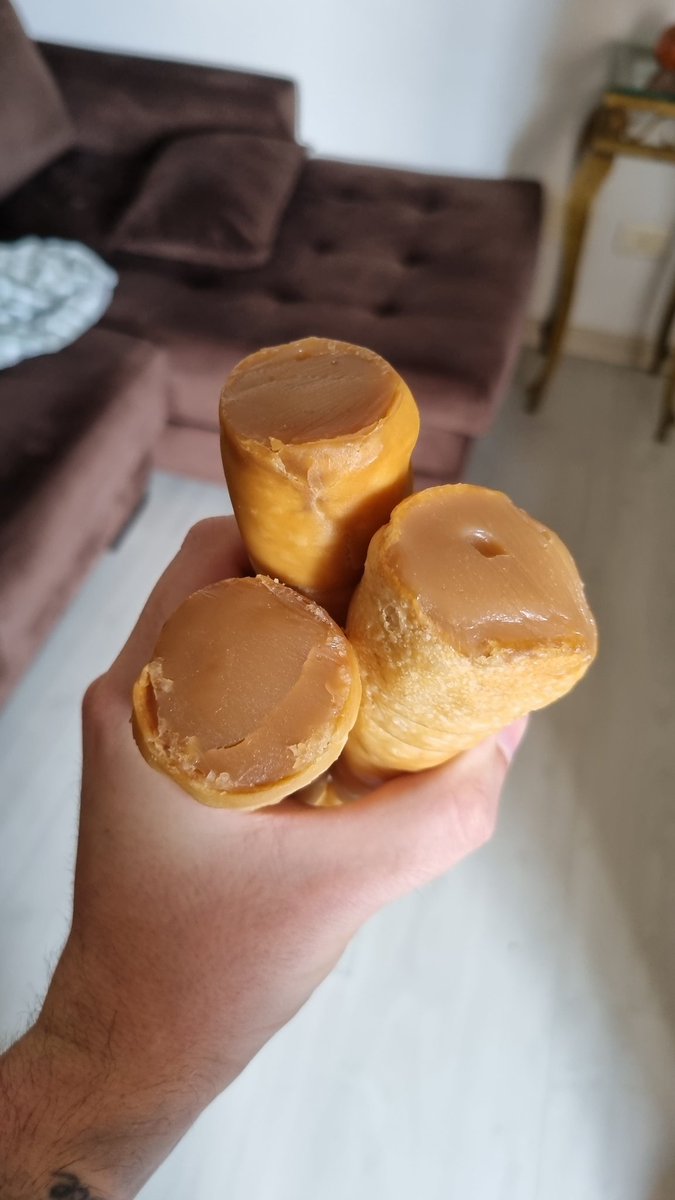 chefdangalhardo's tweet photo. Todos de acordo que o ÚNICO recheio possível desse Canudinho é Doce de Leite, né? https://t.co/vdEig37bln