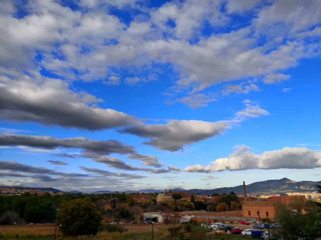 meteoecovisual's tweet photo. #cielo caótico este mediodía desdw #santboi síntomas de algo de inestabilidad en la atmósfera. #estratocúmulos algunos de ellos  #lenticulares, algún cúmulos #humilis y algún #altocúmulos
#santboidellobregat 
#BaixLlobregat
#meteofoto 
#cielos  #nubes
#observadormeteorologico https://t.co/ZYoARCrapA