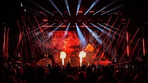 TheRobeWay's tweet photo. #FridayFeeling at the @BrdgstoneArena for @JellyRoll615 where #lightingdesigner @notandesign worked with #creativeproducers @_Fireplay & created a rig using @Robelighting #MegaPointe, #BMFL, #FORTE & #Spiider plus #RoboSpot systems supplied by @Solotech_Inc. (๐ธ Jeff Johnson) https://t.co/IIoYshSHsv