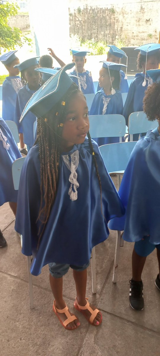 TiianinhaSilva's tweet photo. *~ Anna Beatriz , 6 anos, representante da turma, destaque do semestre. Coração transborda de felicidade . Smp soube que vc seria meu orgulho. A resposta é qe eu vivo de MILAGRES 🥺🥺🙌🏾🙏🏽🥰🥰👩🏽🎓 obg meu Deus
#QeFelicidadeMeuDeus
#FormadaComSucesso
#MatoEMorro 🙏🏽🙌🏾🥺🥺🥰🥰🥰 https://t.co/p3s97gdlC9