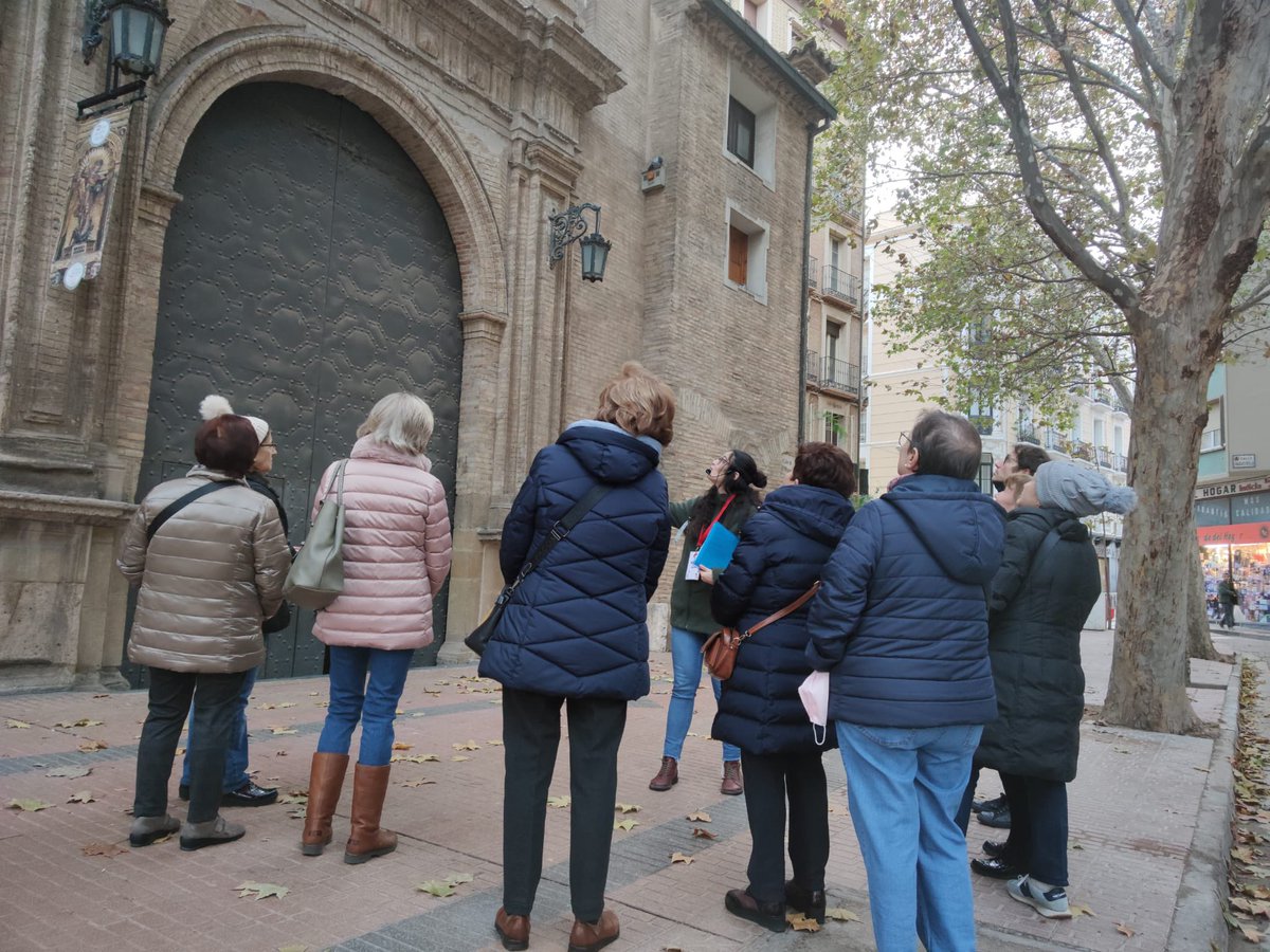 Nuestros socios disfrutan ya de la visita guiada 🚩del Club Sénior #ElOlivar por la  "𝗭𝗮𝗿𝗮𝗴𝗼𝘇𝗮 𝗠𝘂𝗱𝗲́𝗷𝗮𝗿" donde descubrirán la arquitectura mudéjar de nuestra ciudad y las características de este estilo artístico.