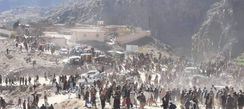 Faizullahamin20's tweet photo. غور کې د طالبانو د دیوان جزا رییس په غلا او نورو جرمونو تورن کسان په عام محضر کې په درو وهل چې نورو غلو له ګڼې ګوڼې نه په استفادې د محکمې د رییس موټرسایکل غلا کړی دی. 
د #هشت-صبح ورځپاڼې خبر https://t.co/h40mOUuMVe